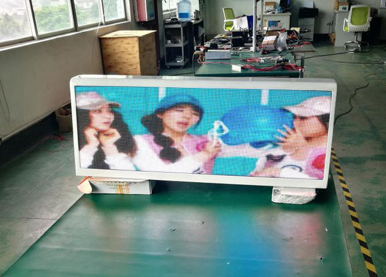 China Las pantallas de la publicidad del taxi de la aduana 5m m llevan en taxi el tejado 6000cd/㎡ llevado las muestras proveedor