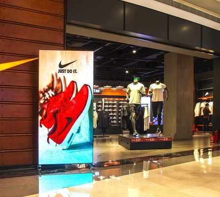 Display de póster LED de publicidad multiespacio con tono de píxeles de 2,5 mm y lámpara negra SMD2121