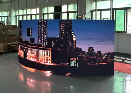 Display LED de alquiler curvado de alta precisión y unión sin costuras para exposición grado IP43