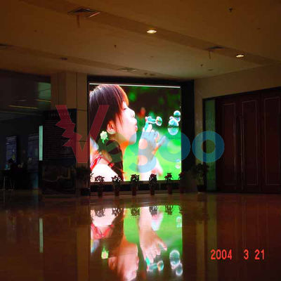 China La pantalla a todo color interior inconsútil P5 de la pantalla LED del alto brillo llevó la pared video proveedor