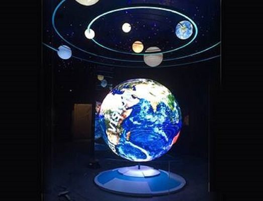 Larga vida suave de la energía baja de los colores de la alta de la escala gris de la exhibición P2.5 del globo calidad de la multa