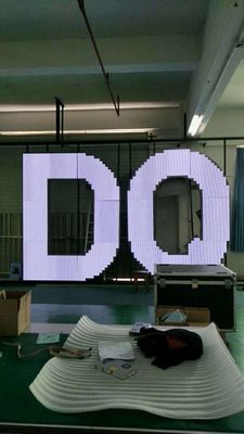 La pantalla llevada creativa de la exhibición interior llevó el tablero de la muestra empalmado por el mini módulo P3 48m m x 48m m