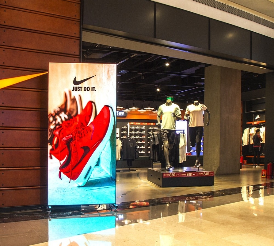 Display de póster LED de publicidad multiespacio con tono de píxeles de 2,5 mm y lámpara negra SMD2121